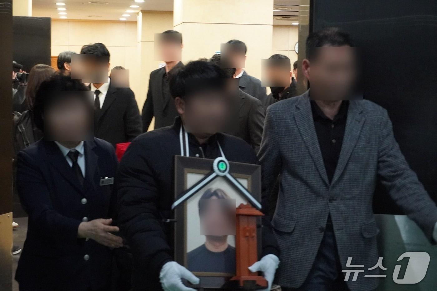 본문 이미지 -  25일 대전 을지대병원 장례식장에서 엄수된 안전공업 화재 희생자 발인식에서 유가족이 고인의 영정사진을 들고 슬퍼하고 있다. 2026.3.25 ⓒ 뉴스1 김기태 기자