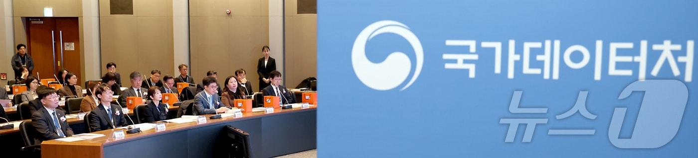 본문 이미지 - 안형준 국가데이터처 처장이 대전시 서구 국가데이터인재개발원에서 열린 2025년 기준 경제총조사 실시본부 출범식에 참석하여 설명을 듣고 있다.(사진은 기사 내용과 무관함)  ⓒ 뉴스1 김기남 기자