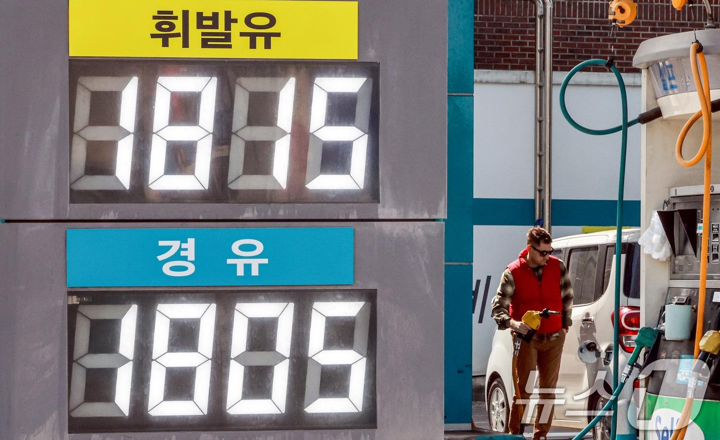 본문 이미지 - 중동 사태 장기화에 국제유가와 원료가격이 계속된 상승세를 보인 25일 서울 시내의 한 주유소의 모습. 2026.3.25 ⓒ 뉴스1 이호윤 기자
