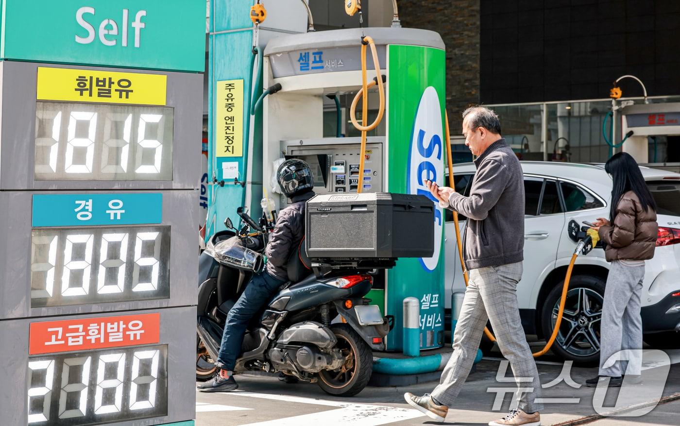 본문 이미지 - 중동 사태 장기화에 국제유가와 원료가격이 계속된 상승세를 보인 25일 서울 시내의 한 주유소의 모습. 2026.3.25 ⓒ 뉴스1 이호윤 기자