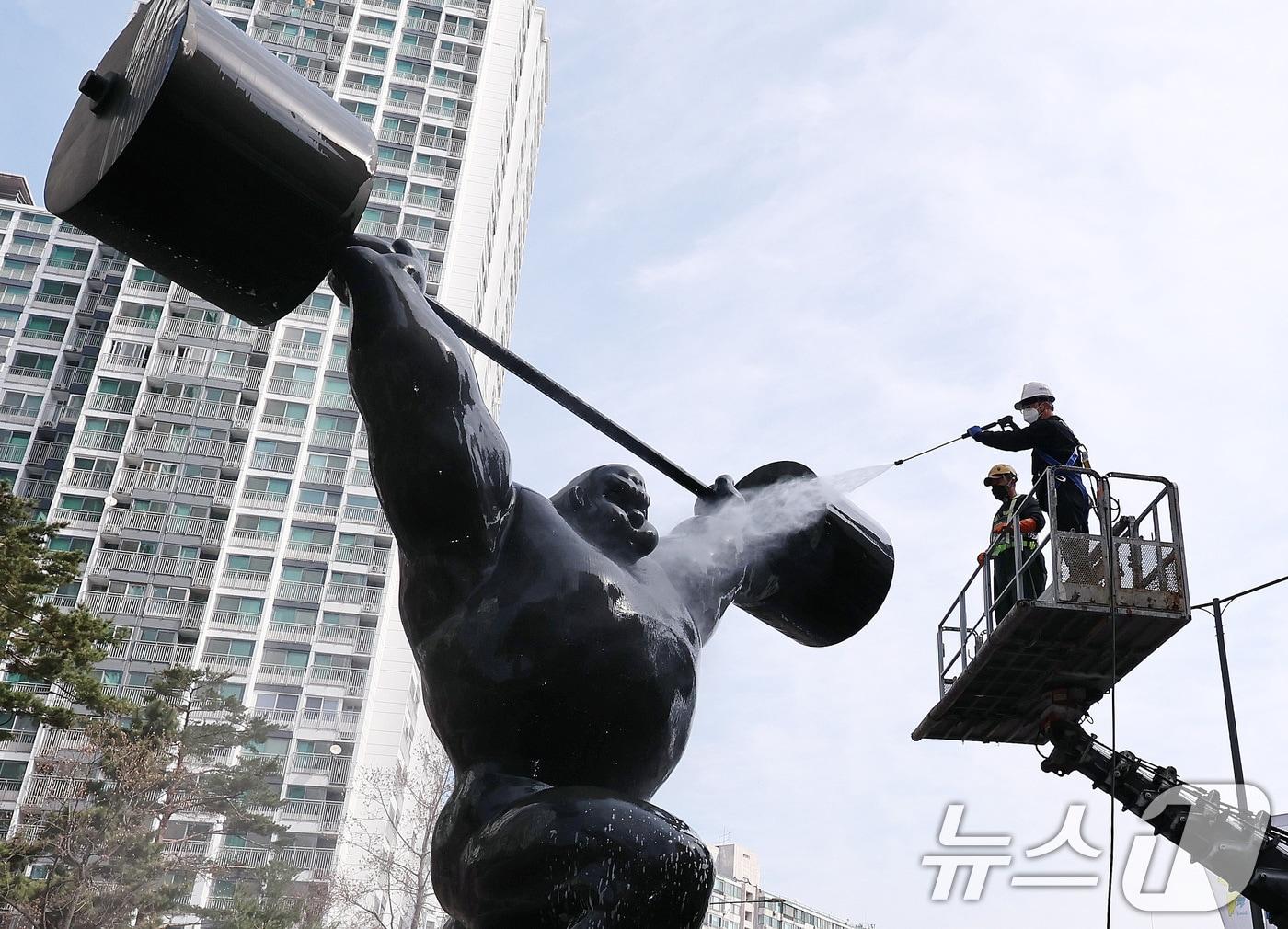 본문 이미지 - 25일 서울 송파구 올림픽로에서 구청 관계자들이 봄을 맞아 올림픽 조형물 세척 작업을 하고 있다. 2026.3.25 ⓒ 뉴스1 구윤성 기자