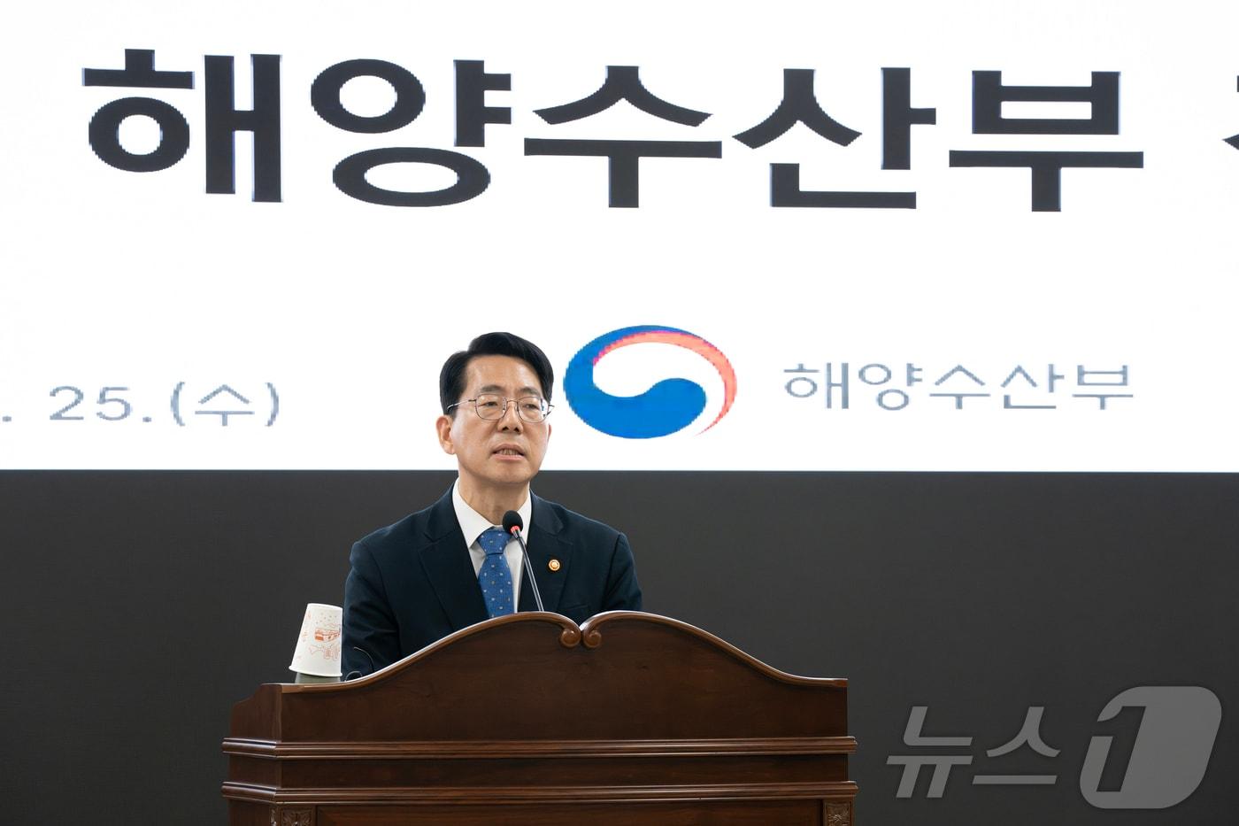 본문 이미지 - 황종우 해양수산부 장관이 25일 부산 해양수산부 별관 대회의실에서 열린 취임식에서 취임사를 하고 있다. (해양수산부 제공. 재판매 및 DB 금지) 2026.3.25 ⓒ 뉴스1