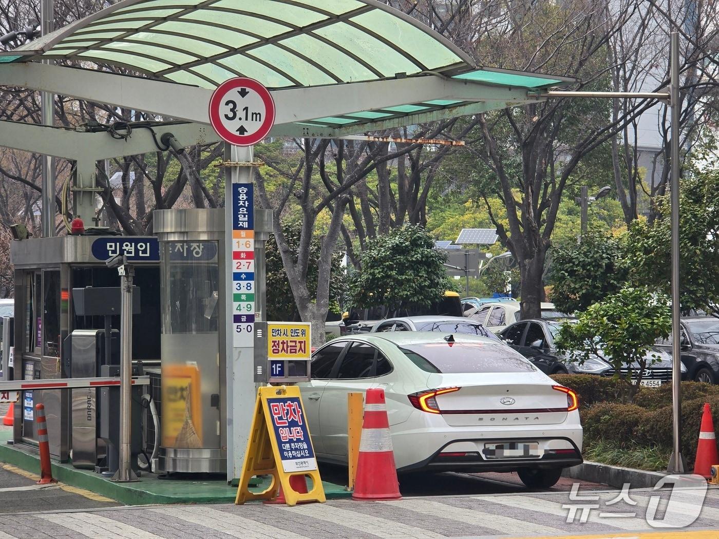 본문 이미지 - 부산시청 주차장으로 차량이 들어가고 있다.2026.3.25 ⓒ 뉴스1 이주현 기자