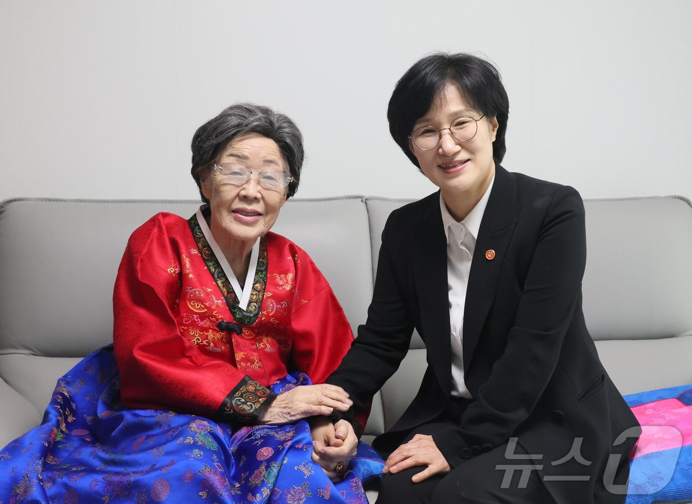 본문 이미지 - 원민경 성평등가족부 장관이 25일 일본군 위안부 피해자 이용수 할머니를 예방한 후 기념촬영을 하고 있다. (성평등가족부 제공. 재판매 및 DB 금지) (사진은 기사 내용과 무관함) 2026.3.25 ⓒ 뉴스1