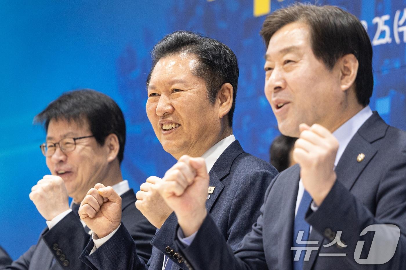 본문 이미지 - 정청래 더불어민주당 대표가 25일 충북 충주시 유네스코국제무예센터 국제회의장에서 열린 민생현장 최고위원회의에 앞서 최고위원들과 파이팅을 외치고 있다. 2026.3.25 ⓒ 뉴스1 이승배 기자