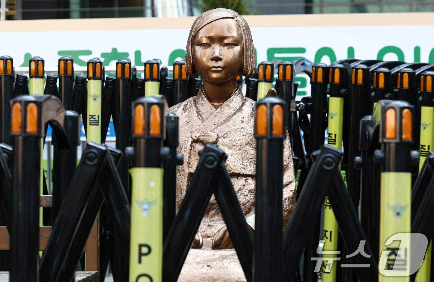 본문 이미지 - 제1745차 일본군 성노예제 문제해결을 위한 정기 수요시위가 열린 25일 서울 종로구 옛 주한 일본대사관 인근에 설치된 소녀상이 경찰 바리케이드에 둘러 쌓여 있다. 2026.3.25 ⓒ 뉴스1 최지환 기자