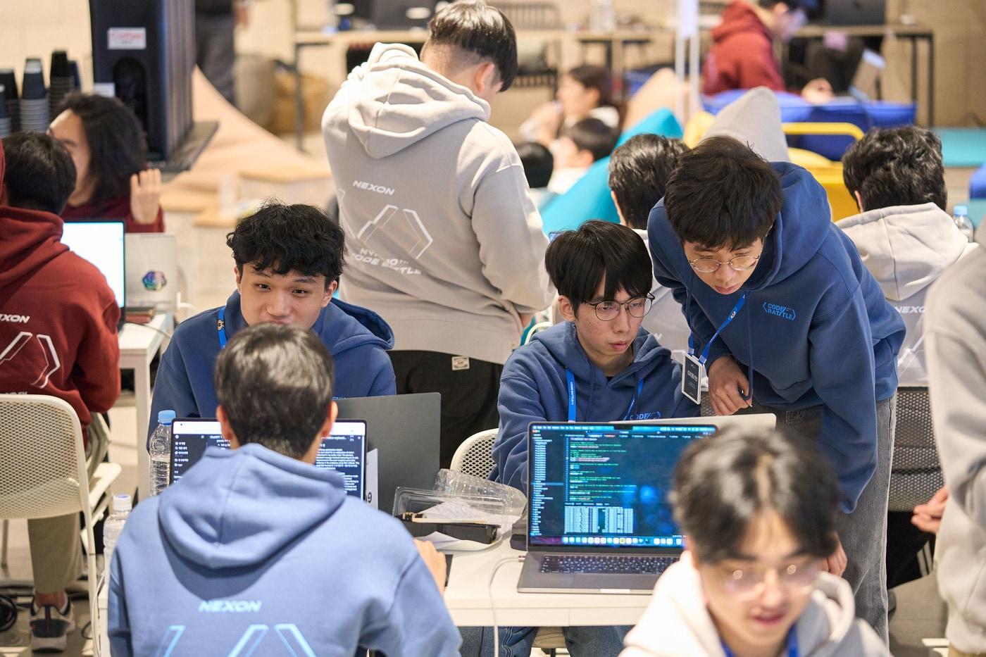 본문 이미지 - 지난해 10월 25일 판교 넥슨 사옥에서 열린 대회 10주년 기념 대학생 리그 'NYPC 코드 배틀' 파이널 라운드 현장 사진. (넥슨 제공)
