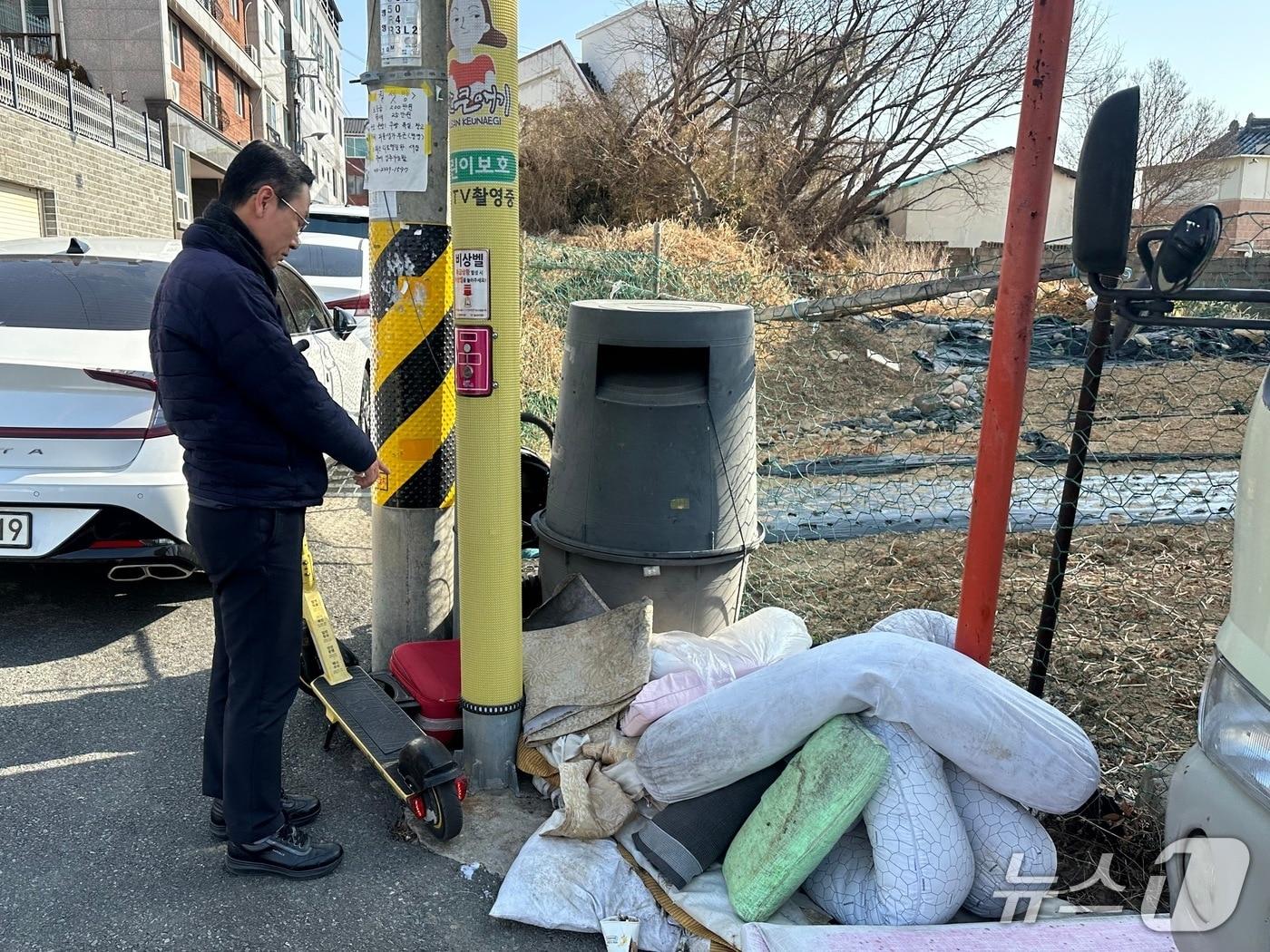 본문 이미지 - 울산 중구의회 문희성 의원이 25일 서면질문을 통해 방치된 의류 수거함 문제를 지적하고 대책마련을 요구했다.(울산 중구의회 제공. 재판매 및 DB금지)/뉴스1