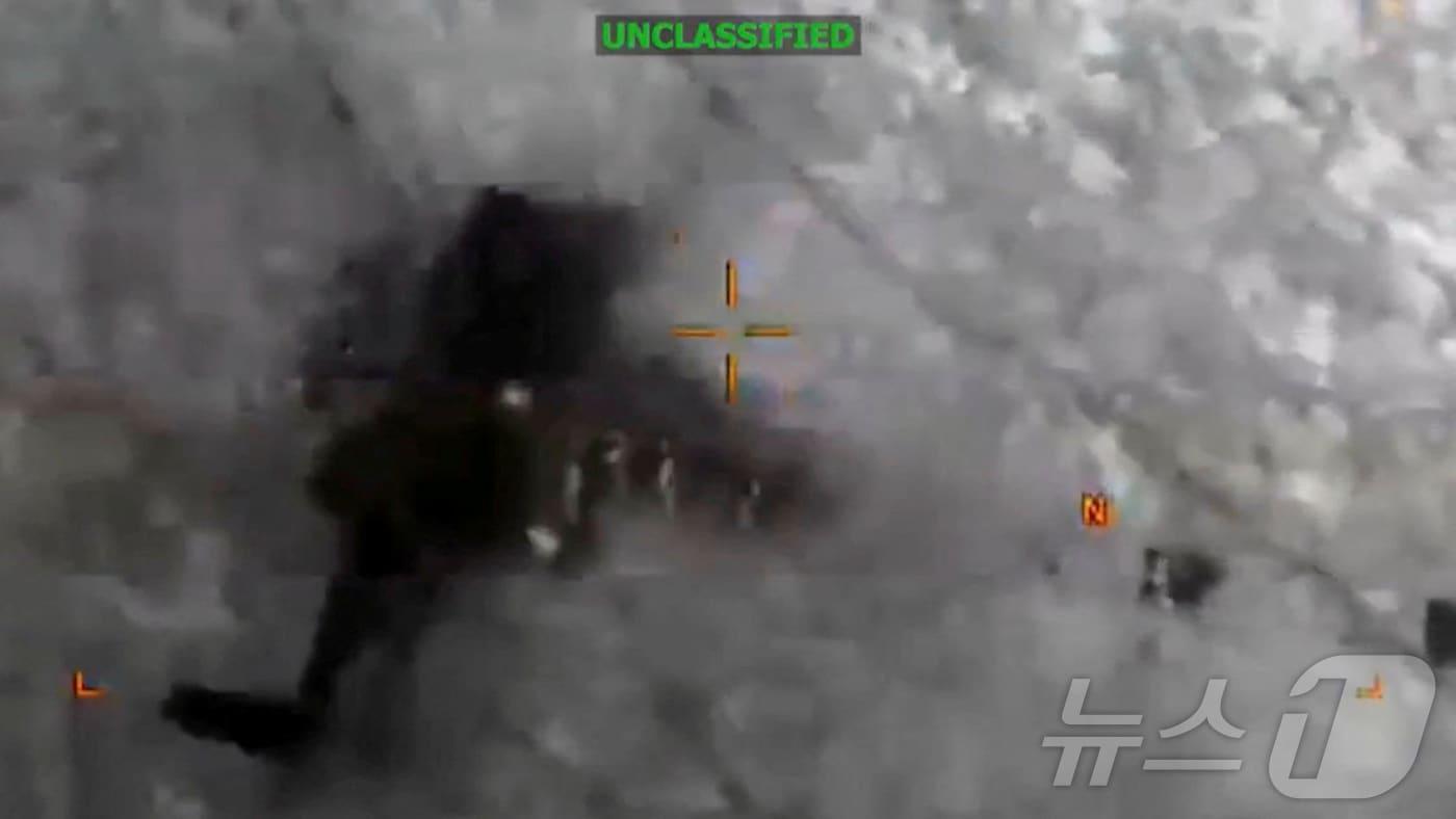 본문 이미지 - 3일(현지시간) 미 남부사령부가 "에콰도르군과 미군이 개시한 공동 작전의 일부＂라며 공개한 폭격 장면. 뉴욕타임스(NYT)에 따르면 미 국방부와 에콰도르군은 해당 지역이 마약 밀매 조직의 거점이라고 밝혔으나, 마을 주민 등은 해당 장소가 젖소와 육우 50여마리를 기르던 농장이었다고 전했다. 2026.03.03. ⓒ 로이터=뉴스1