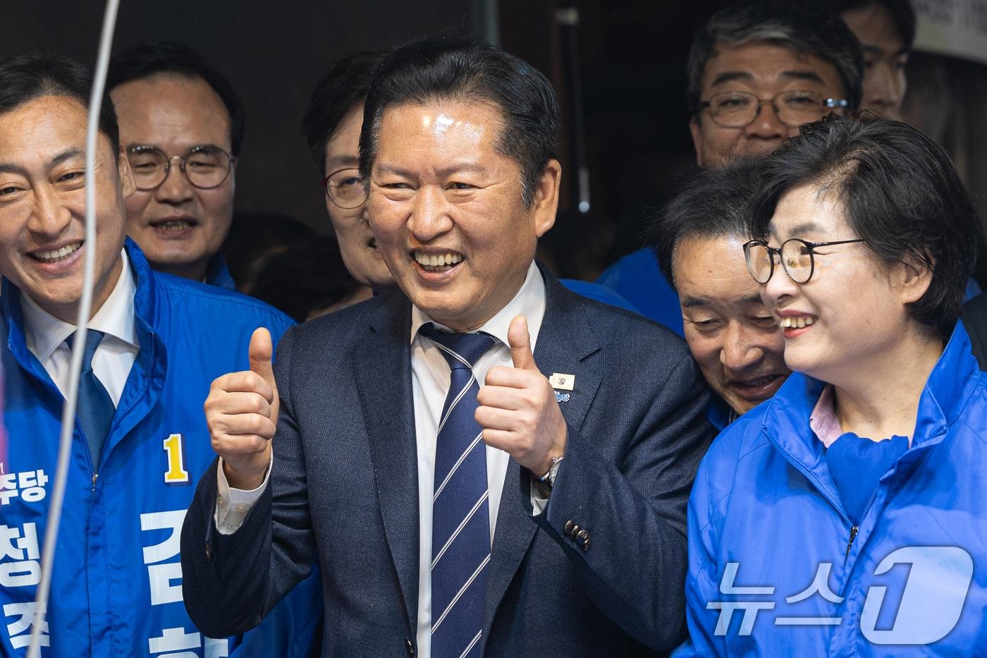 본문 이미지 - 정청래 더불어민주당 대표가 25일 충북 충주시 자유시장을 찾아 상인들과 대화하고 있다. 2026.3.25 ⓒ 뉴스1 이승배 기자