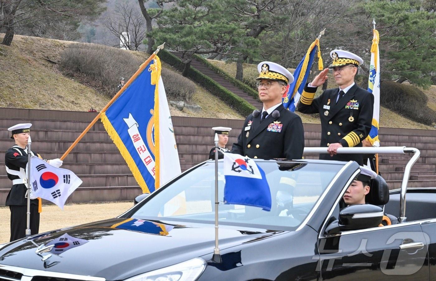 본문 이미지 - 김경률 신임 해군참모총장이 25일 오전 계룡대 대연병장에서 열린 제39대 해군참모총장 취임식에서 열병을 하고 있다. (해군 제공. 재판매 및 DB 금지) 2026.3.25 ⓒ 뉴스1