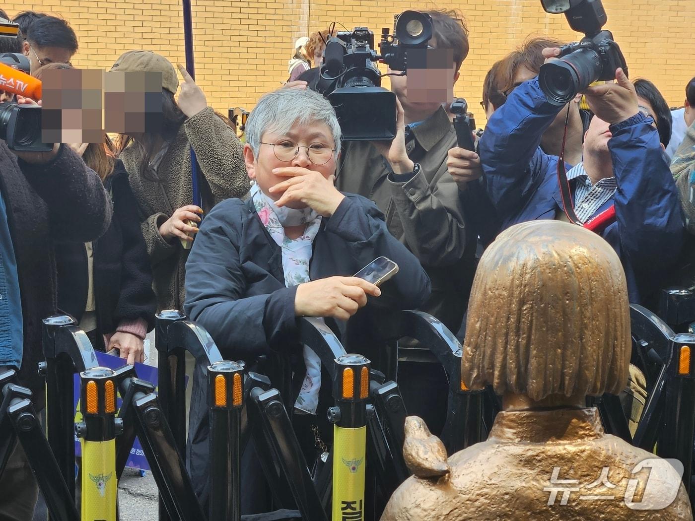 본문 이미지 - 평화의 소녀상을 제작한 김서경 작가가 제1745차 일본군 성노예제 문제해결을 위한 정기 수요시위가 열린 25일 서울 종로구 옛 주한 일본대사관 인근 평화의 소녀상을 점검하고 있다. 2026.3.25 ⓒ 뉴스1 유채연 기자