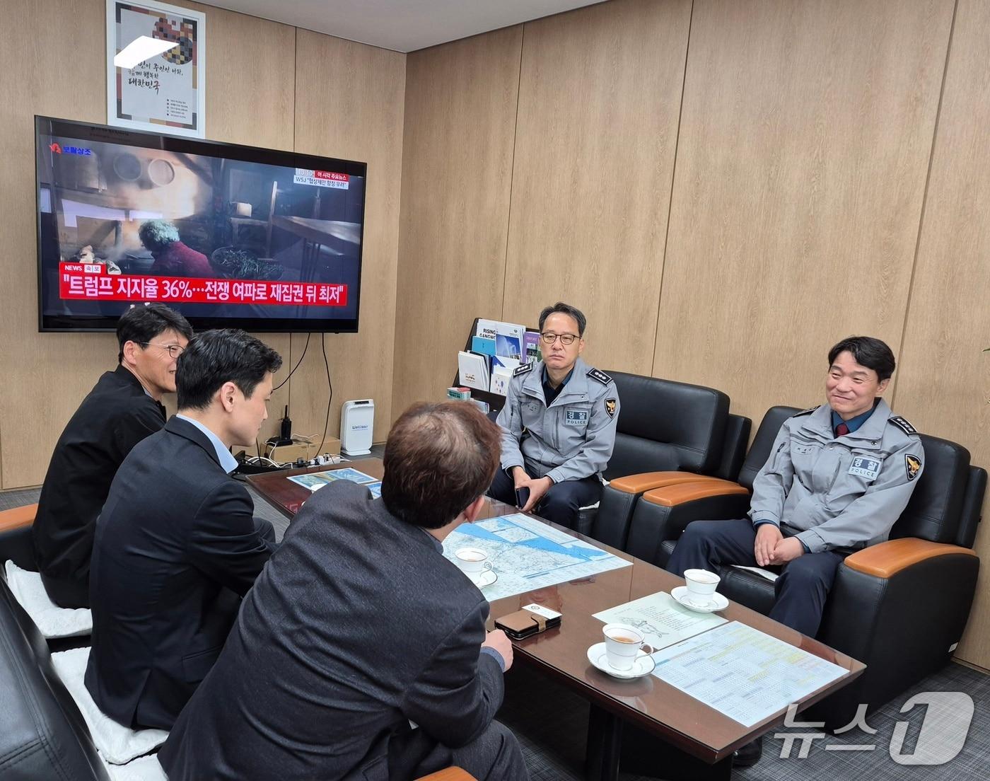 본문 이미지 - 강원 속초경찰서는 25일 양양국제공항과 양양 남대천 벚꽃 축제장을 찾아 안전 점검을 실시했다.(속초경찰서 제공. 재판매 및 DB금지)/뉴스1