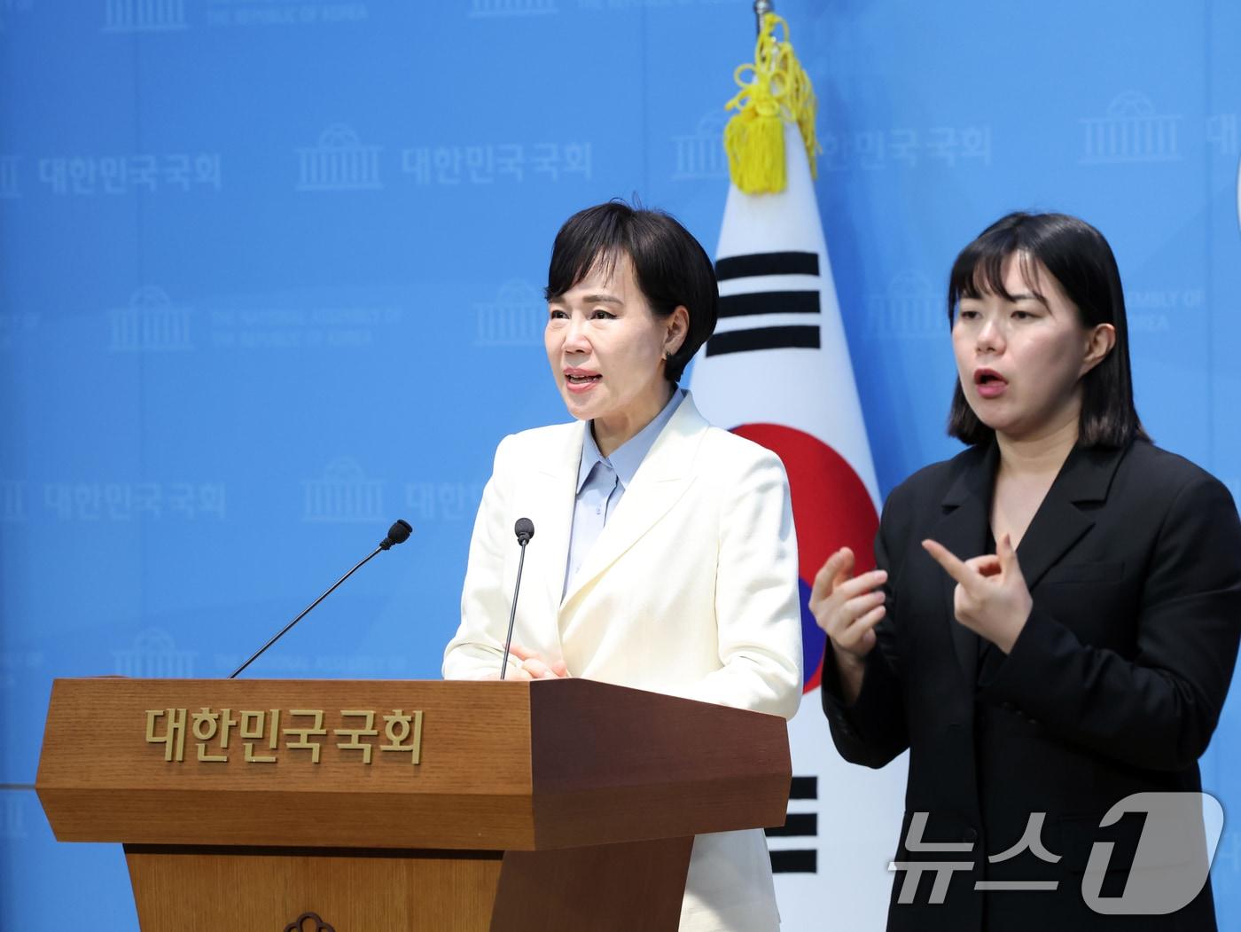 본문 이미지 - 전현희 더불어민주당 서울시장 경선후보가 25일 오후 서울 여의도 국회 소통관에서 '서울시 먹거리 복지' 관련 기자회견을 하고 있다. 2026.3.25 ⓒ 뉴스1 황기선 기자