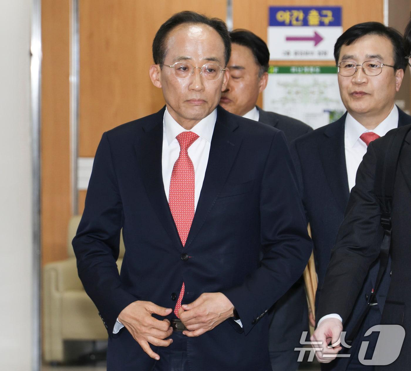 본문 이미지 - 12·3 불법 비상계엄 당시 계엄해제를 방해한 혐의를 받는 추경호 국민의힘 의원이 25일 오후 서울 서초구 서울중앙지방법원에서 열린 내란중요임무종사 첫 공판에 출석하고 있다. (공동취재) 2026.3.25 ⓒ 뉴스1 구윤성 기자