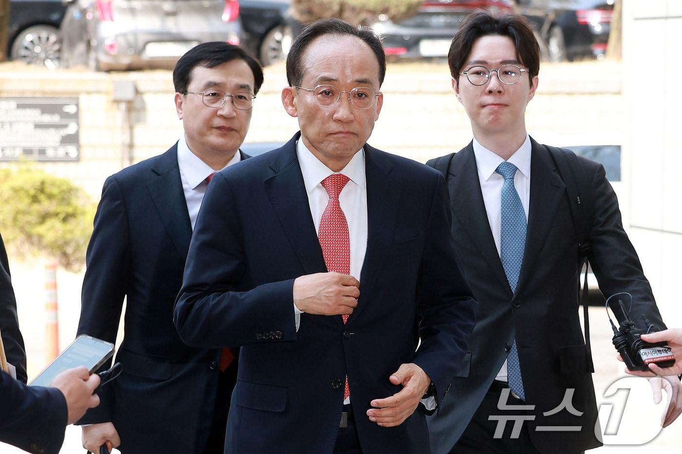 본문 이미지 - 12·3 불법 비상계엄 당시 계엄해제를 방해한 혐의를 받는 추경호 국민의힘 의원이 25일 오후 서울 서초구 서울중앙지방법원에서 열린 내란중요임무종사 첫 공판에 출석하고 있다. (공동취재) 2026.3.25 ⓒ 뉴스1 구윤성 기자