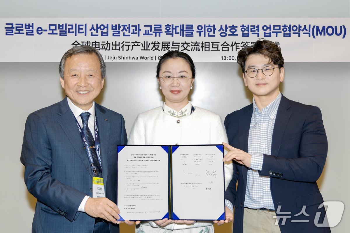 본문 이미지 - 25일 제주 신화월드에서 열린 한국자동차기자협회(KAJA)가 중국자동차기자협회(CNAJA), 세계e-모빌리티협의회(GEAN) 업무협약. 왼쪽부터 김대환 GEAN 회장, 차오 멍찬 CNAJA 부비서장, 류종은 KAJA 회장. (한국자동차기자협회 제공) 