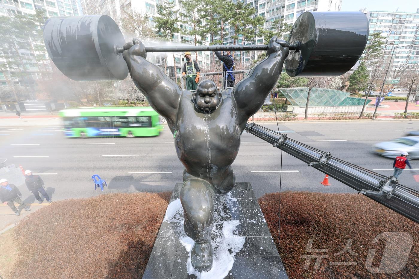 본문 이미지 - 25일 서울 송파구 올림픽로에서 구청 관계자들이 봄을 맞아 올림픽 조형물 세척 작업을 하고 있다. (공동취재) 2026.3.25 ⓒ 뉴스1 구윤성 기자