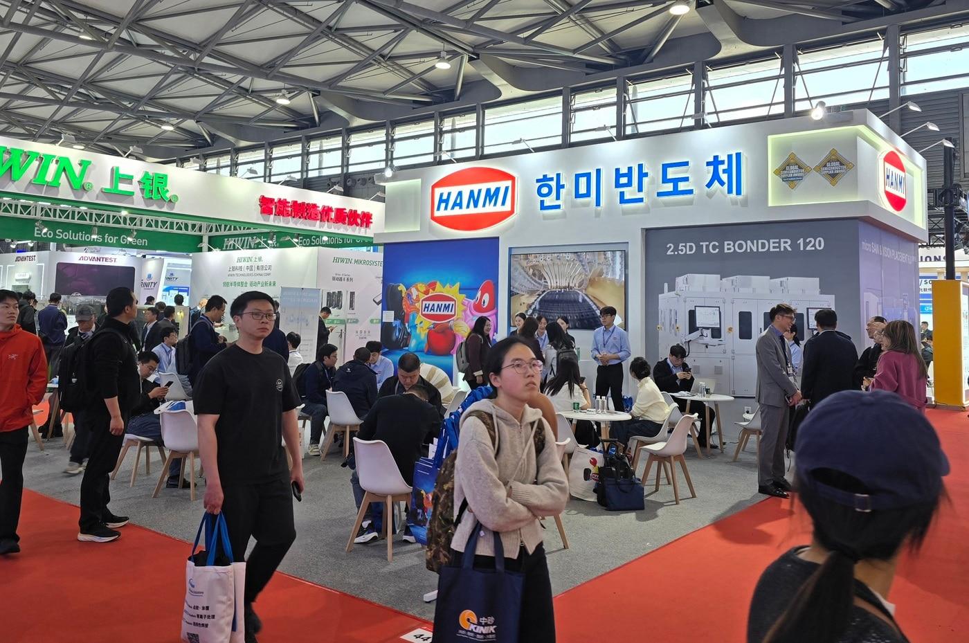 본문 이미지 - 한미반도체 세미콘 차이나 2026 부스 사진.