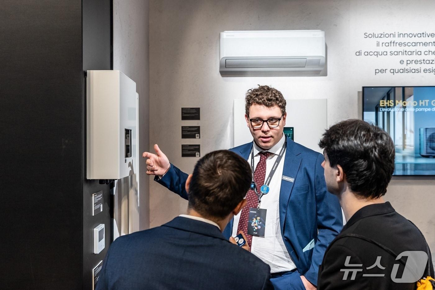 본문 이미지 - 24~27일 이탈리아 밀라노에서 열린 MCE 2026에서 삼성전자 직원이 참석자들에게 수상 제품의 특장점을 소개하고 있다. EHS 캐스케이드 컨트롤러 이미지. (사진제공 = 삼성전자) 