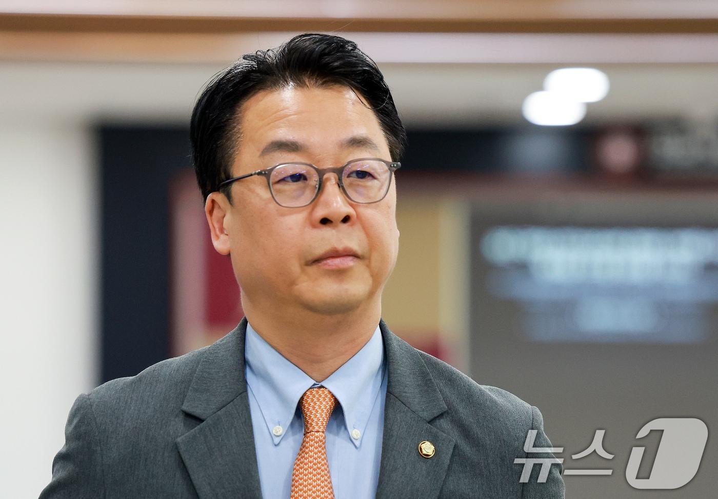 본문 이미지 - 곽규택 국민의힘 원내수석대변인이 25일 서울 종로구 헌법재판소 민원실에서 우원식 국회의장에 대해 권한쟁의심판 청구서 효력정지가처분 신청서를 제출하기 위해 들어서고 있다. 2026.3.25 ⓒ 뉴스1 이호윤 기자