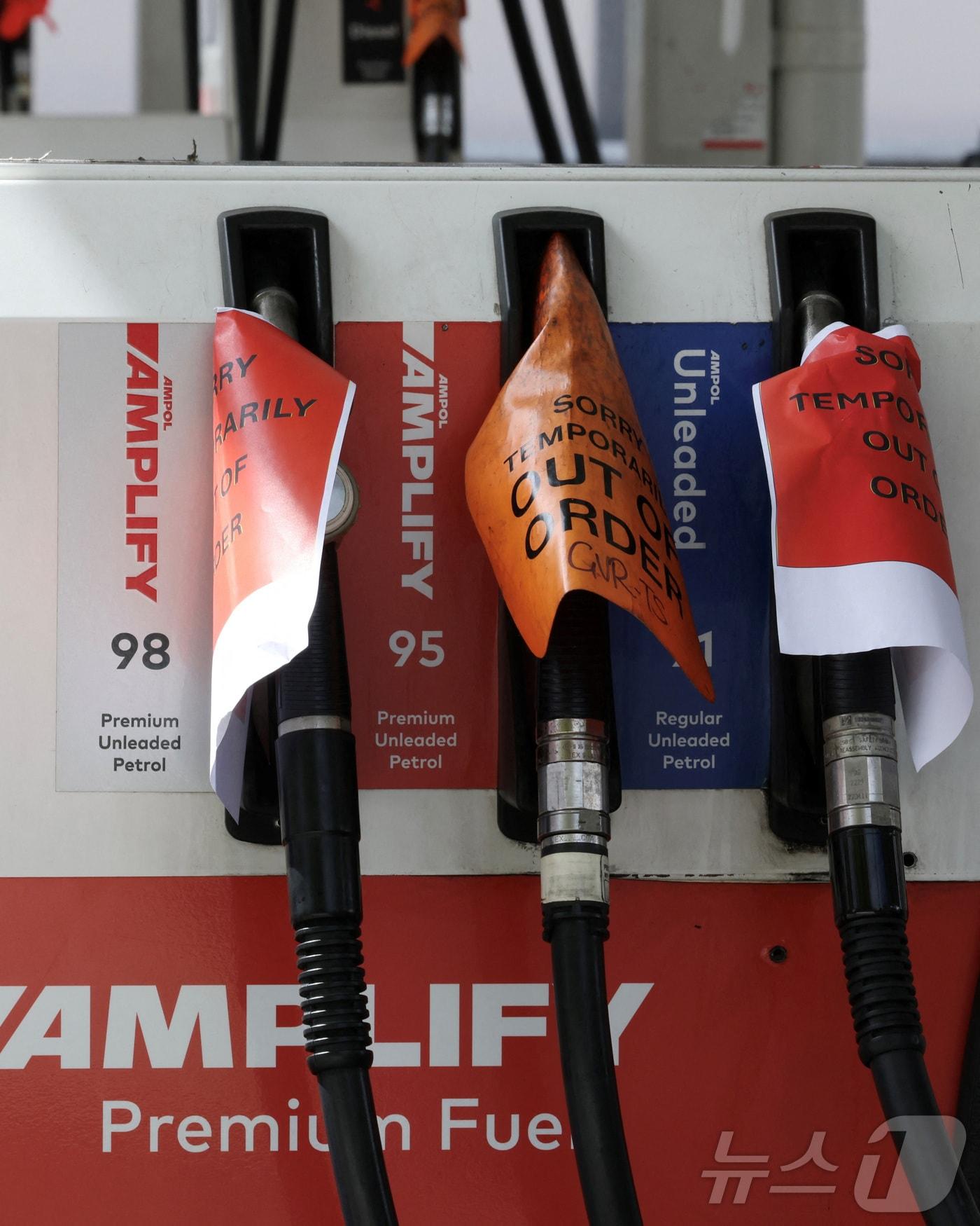 본문 이미지 - 20일(현지시간) 호주 시드니의 한 주유소에서 연료가 소진돼 주유기가 멈춰 사용 불가 안내문이 부착돼 있다. 2026. 3.20ⓒ 로이터=뉴스1