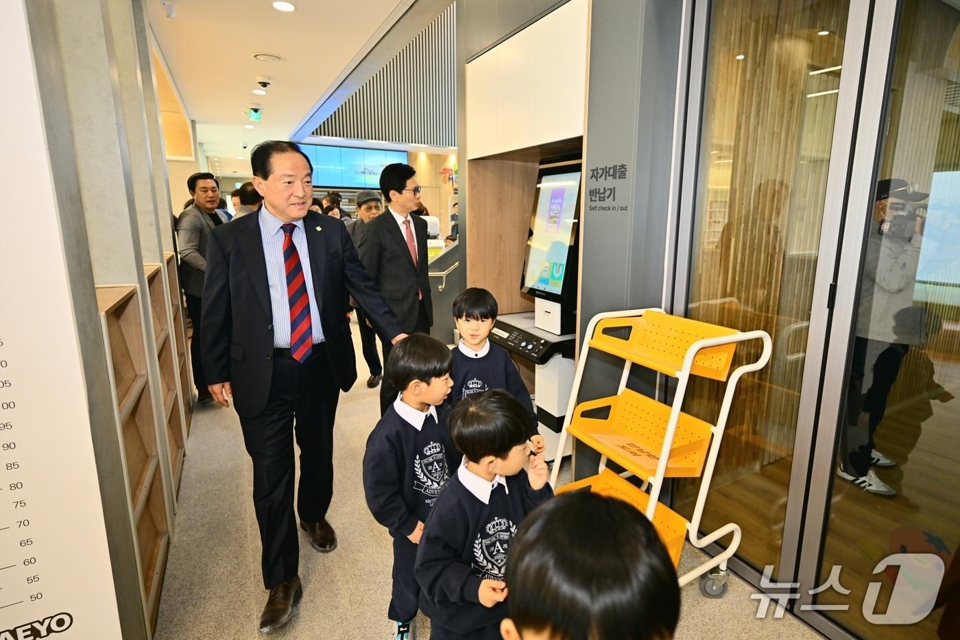 본문 이미지 - 속초어린이영어도서관 시설둘러보는 이병선 시장과 아동들.(속초시 제공, 재판매 및 DB 금지) 2026.3.25/뉴스1