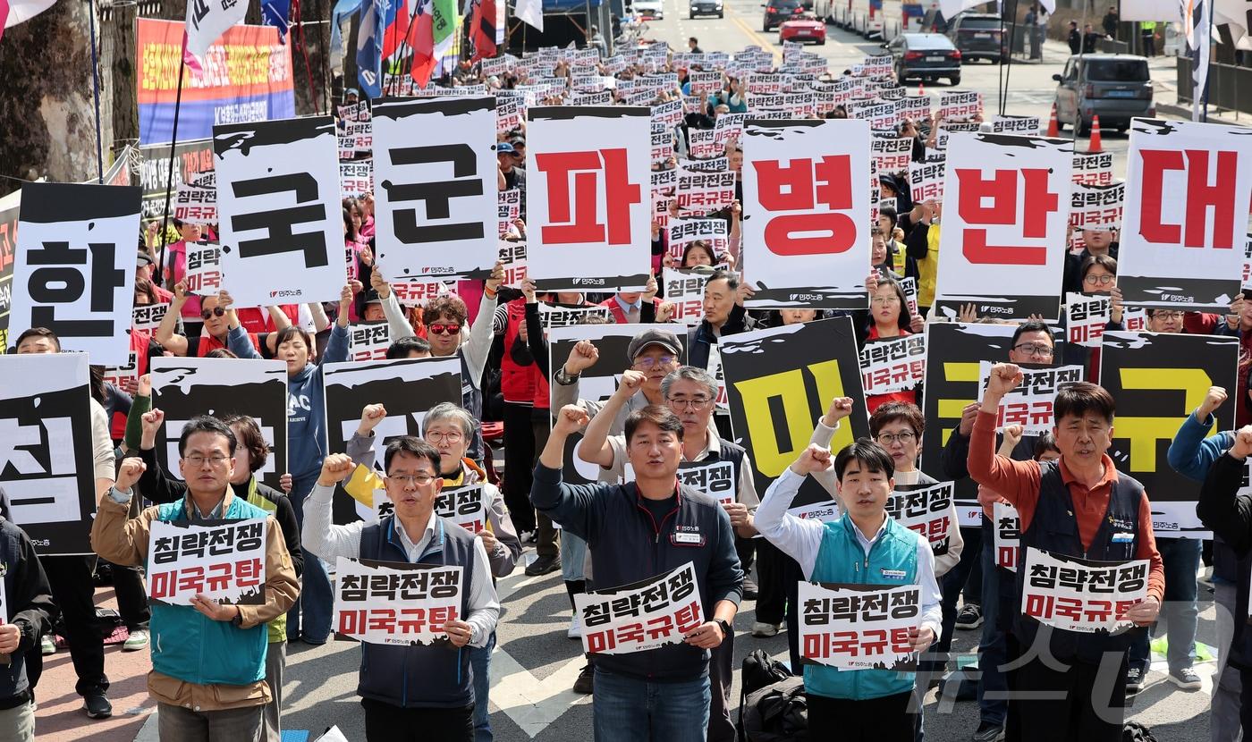 본문 이미지 - 민주노총 조합원들이 25일 서울 종로구 세종대로 일대에서 열린 '미국·이스라엘 침략전쟁 규탄! 파병 반대! 결의대회'에서 구호를 외치고 있다. 2026.3.25 ⓒ 뉴스1 김진환 기자