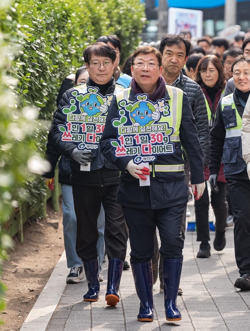 본문 이미지 - 쓰레기 감량 실천 홍보 중인 김경호 광진구청장