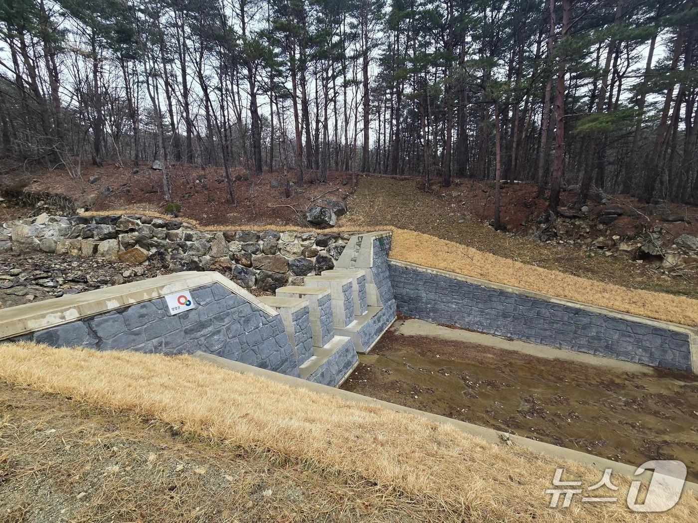 본문 이미지 - 2025년에 시공된 강현면 중복리 사방댐.(양양군 제공, 재판매 및 DB 금지) 2026.3.25/뉴스1