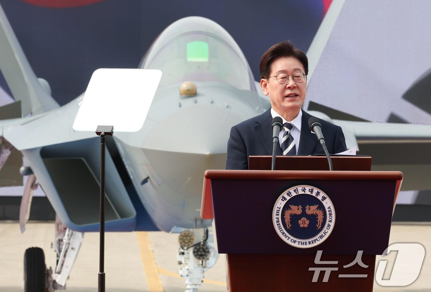 본문 이미지 - 이재명 대통령이 25일 경남 사천 한국항공우주산업에서 열린 KF-21 양산 1호기 출고식에서 격려사를 하고 있다. ⓒ 뉴스1 이재명 기자