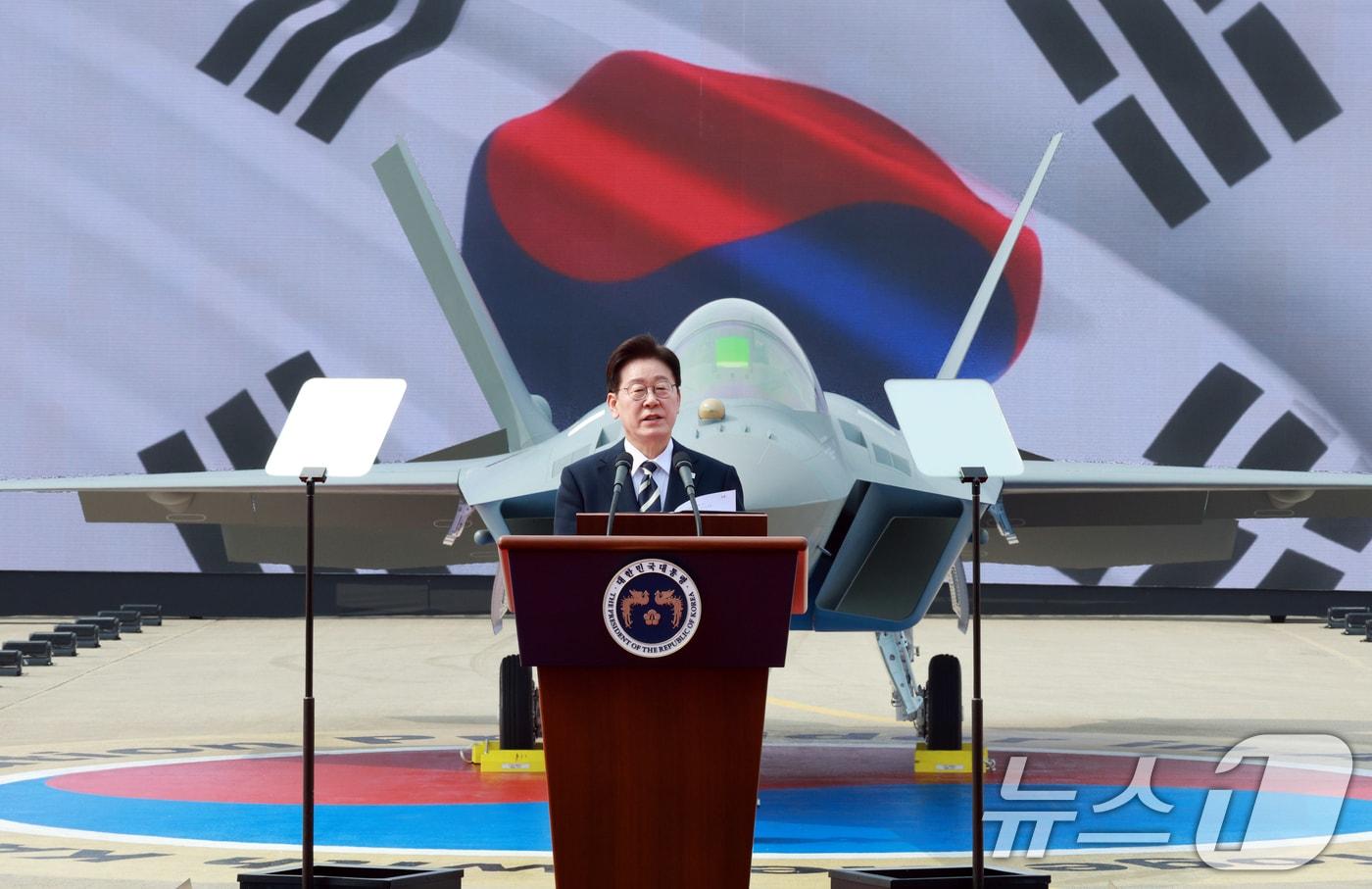 본문 이미지 - 이재명 대통령이 25일 경남 사천 한국항공우주산업에서 열린 KF-21 양산 1호기 출고식에서 격려사를 하고 있다. 2026.3.25 ⓒ 뉴스1 이재명 기자