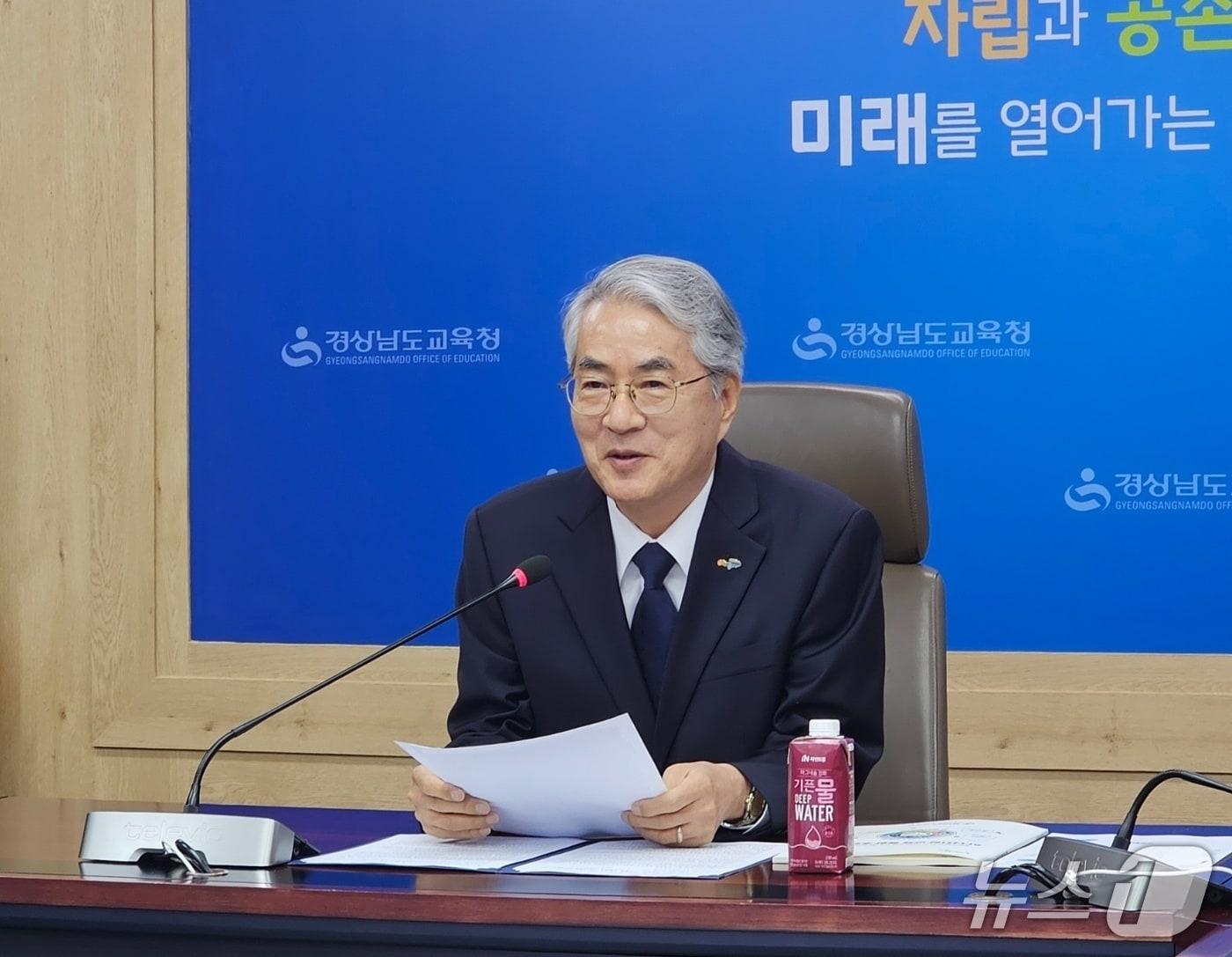 본문 이미지 - 박종훈 경남교육감이 25일 도교육청 중회의실에서 기자회견을 열고 'AI 디지털 교육 종합 추진 계획'을 발표하고 있다. 2026.3.25 ⓒ 뉴스1 박민석 기자