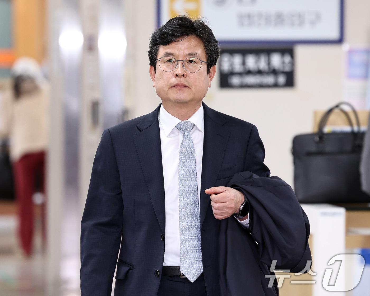 본문 이미지 - 12·3 비상계엄 이후 사후 문건을 작성한 혐의로 재판에 넘겨진 강의구 전 대통령실 부속실장이 25일 오후 서울 서초구 서울중앙지방법원에서 열린 첫 공판에 출석하고 있다. 2026.3.25 ⓒ 뉴스1 구윤성 기자