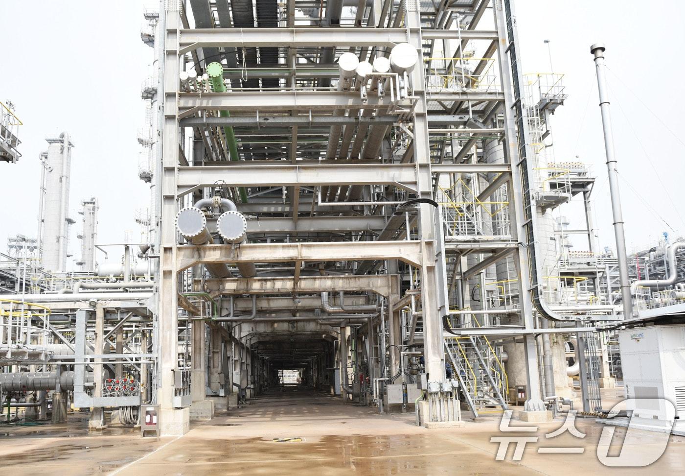 본문 이미지 - 중동상황 장기화로 나프타 수급 차질로 인해 전남 여수 국가산업단지 내 석유화학 기업들의 생산 시설 가동 중단이 잇따르고 있다. 지난 23일 전남 여수 국가산업단지 소재 기업 등에 따르면 LG화학 여수공장은 이날부터 여수산단 내 NCC 2공장 가동을 중단했다고 밝혔다. 사측은 나프타 공급이 원활해질 때까지 1공장만 가동할 예정이다. 사진은 25일 여수산단내 NCC 2공장 모습. 2026.3.25 ⓒ 뉴스1 김성준 기자