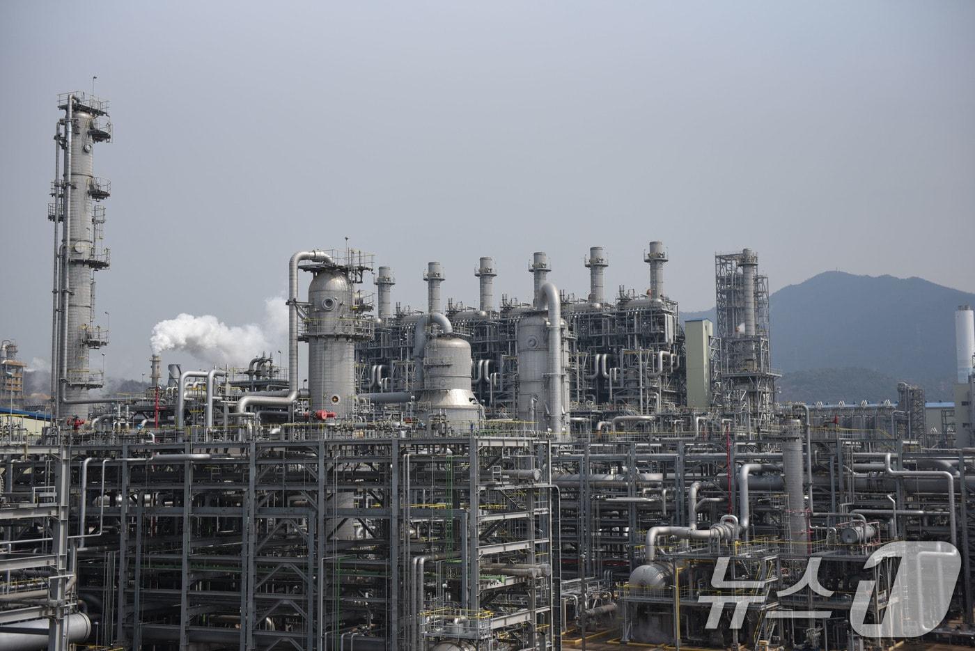 본문 이미지 - 중동상황 장기화로 나프타 수급 차질로 인해 전남 여수 국가산업단지 내 석유화학 기업들의 생산 시설 가동 중단이 잇따르고 있다.  사진은 25일 여수산단내 NCC 2공장 모습. 2026.3.25 ⓒ 뉴스1 김성준 기자