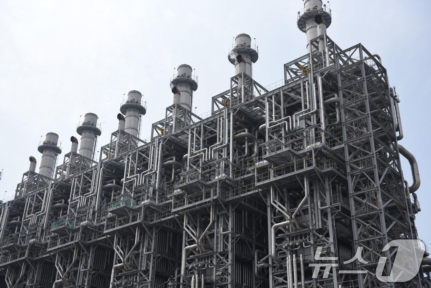 본문 이미지 - 중동상황 장기화로 나프타 수급 차질로 인해 전남 여수 국가산업단지 내 석유화학 기업들의 생산 시설 가동 중단이 잇따르고 있다. 지난 23일 전남 여수 국가산업단지 소재 기업 등에 따르면 LG화학 여수공장은 이날부터 여수산단 내 NCC 2공장 가동을 중단했다고 밝혔다. 사측은 나프타 공급이 원활해질 때까지 1공장만 가동할 예정이다. 사진은 25일 여수산단내 NCC 2공장 모습. 2026.3.25 ⓒ 뉴스1 김성준 기자