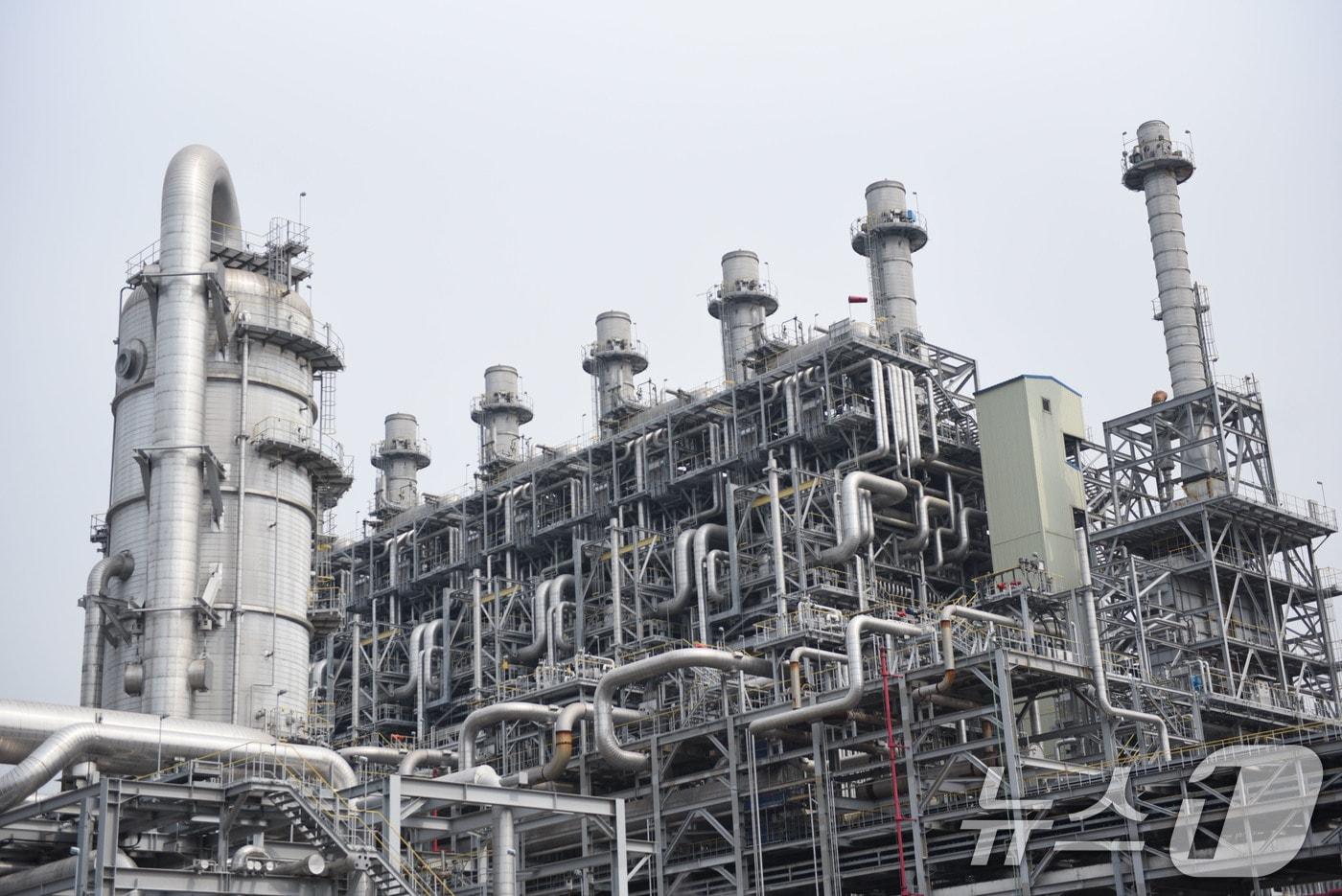 본문 이미지 - 중동상황 장기화로 나프타 수급 차질로 인해 전남 여수 국가산업단지 내 석유화학 기업들의 생산 시설 가동 중단이 잇따르고 있다.  사진은 25일 여수산단내 NCC 2공장 모습. 2026.3.25 ⓒ 뉴스1 김성준 기자