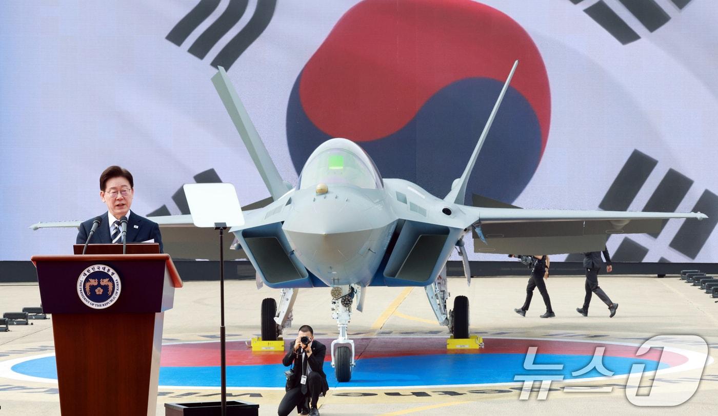 본문 이미지 - 이재명 대통령이 3월 25일 경남 사천 한국항공우주산업에서 열린 KF-21 양산 1호기 출고식에서 격려사를 하고 있다. 2026.3.25 ⓒ 뉴스1 이재명 기자
