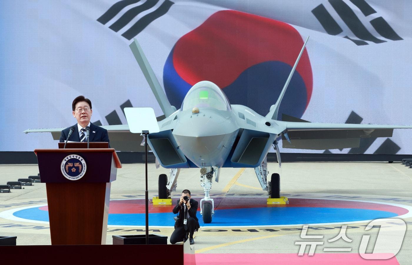 본문 이미지 - 이재명 대통령이 25일 경남 사천 한국항공우주산업에서 열린 KF-21 양산 1호기 출고식에서 격려사를 하고 있다. 2026.3.25 ⓒ 뉴스1 이재명 기자