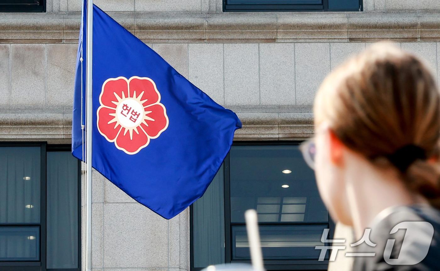 본문 이미지 - 서울 종로구 헌법재판소에 걸린 헌법재판소 깃발이 바람에 휘날리는 모습. 2026.3.25 ⓒ 뉴스1 이호윤 기자