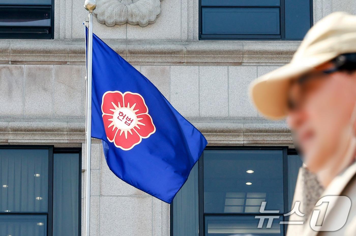 본문 이미지 - 서울 종로구 헌법재판소에 걸린 헌법재판소 깃발이 바람에 휘날리는 모습. 2026.3.25 ⓒ 뉴스1 이호윤 기자