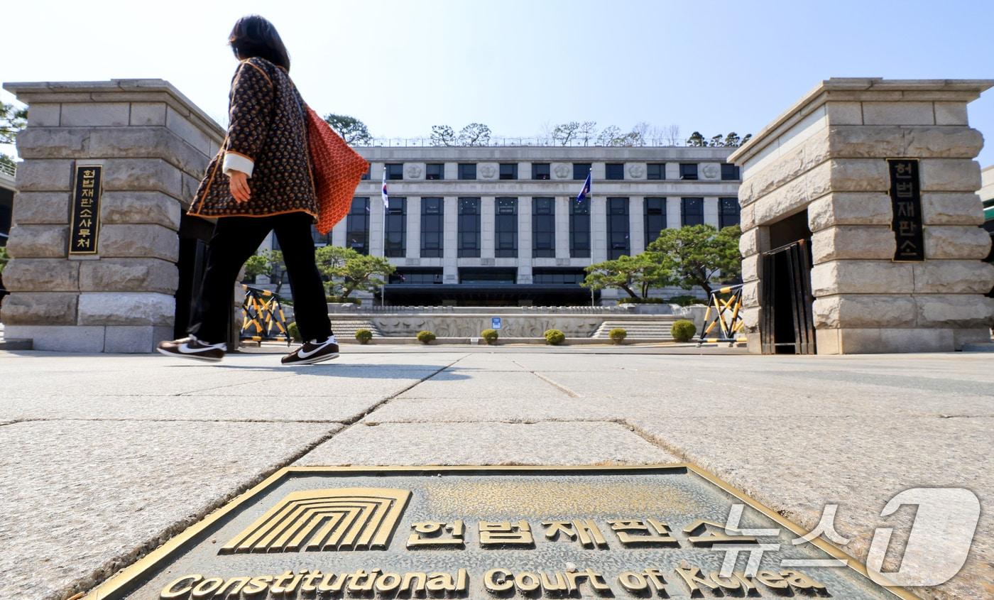 본문 이미지 - 지난달 25일 서울 종로구 헌법재판소 앞으로 시민이 지나가고 있다. 2026.3.25 ⓒ 뉴스1 이호윤 기자