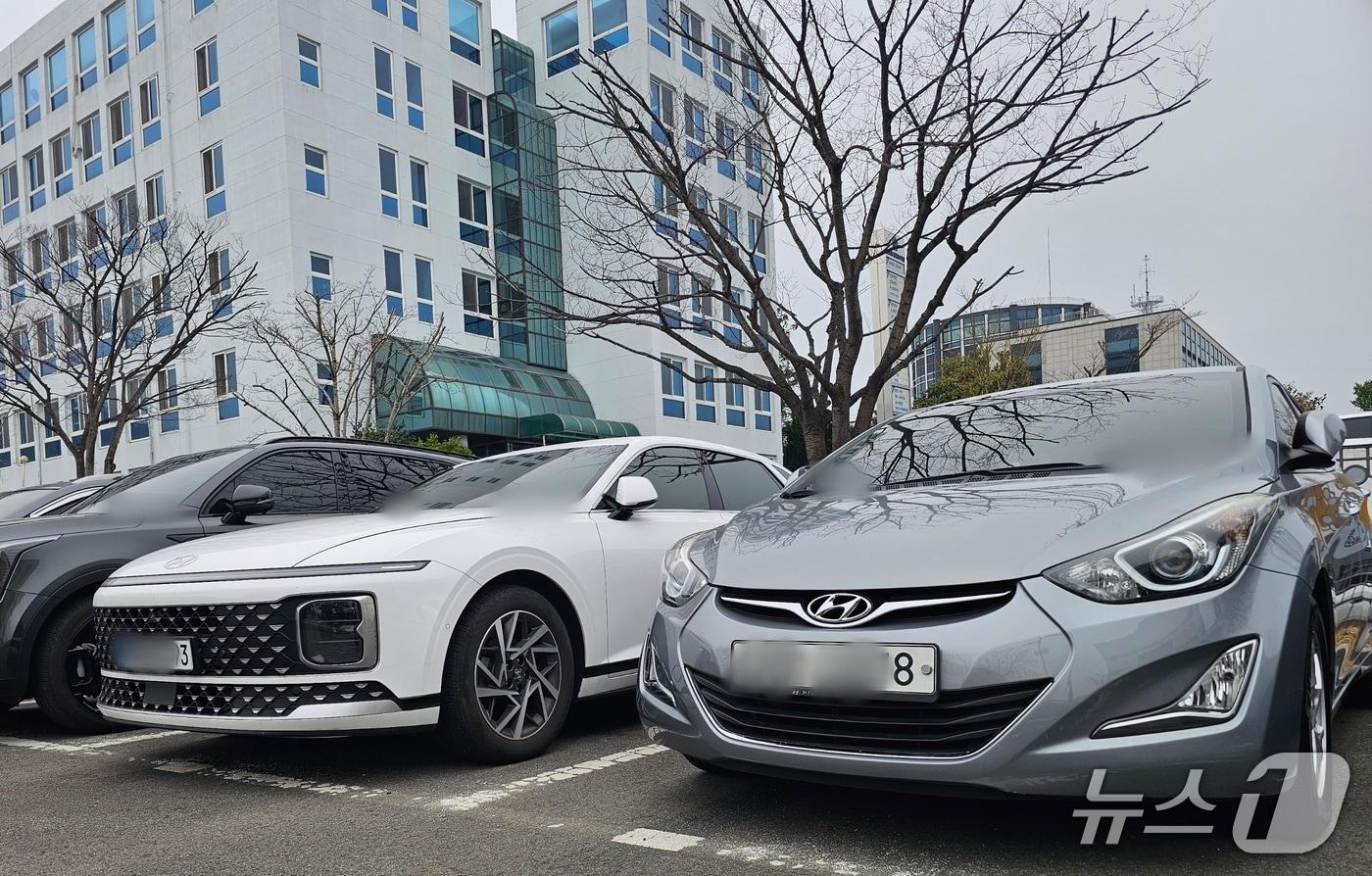 본문 이미지 - 공공부문 차량 5부제 강화 시행 첫날인 25일 경남교육청 주차장에 수요일 운행 제한 대상인 3·8로 끝나는 직원 차량 2대가 나란히 주차돼 있다. 2026.3.25 ⓒ 뉴스1 박민석 기자