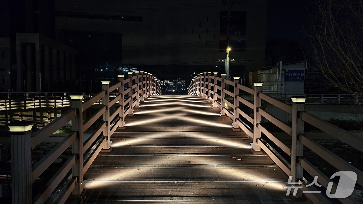 본문 이미지 - 대구 달성군이 화원읍 천내천 교량에 설치된 야간 조명을 개선해 한층 차분해진 분위기를 연출하고 있다.(대구 달성군 제공. 재판매 및 DB금지)
