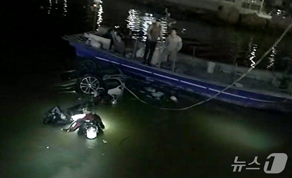 본문 이미지 - 24일 부산 기장군에서 스포츠유틸리티차(SUV)가 바다에 빠졌다는 신고를 받고 현장 구조에 나선 울산해경. (울산해경 제공. 재판매 및 DB금지)/뉴스1