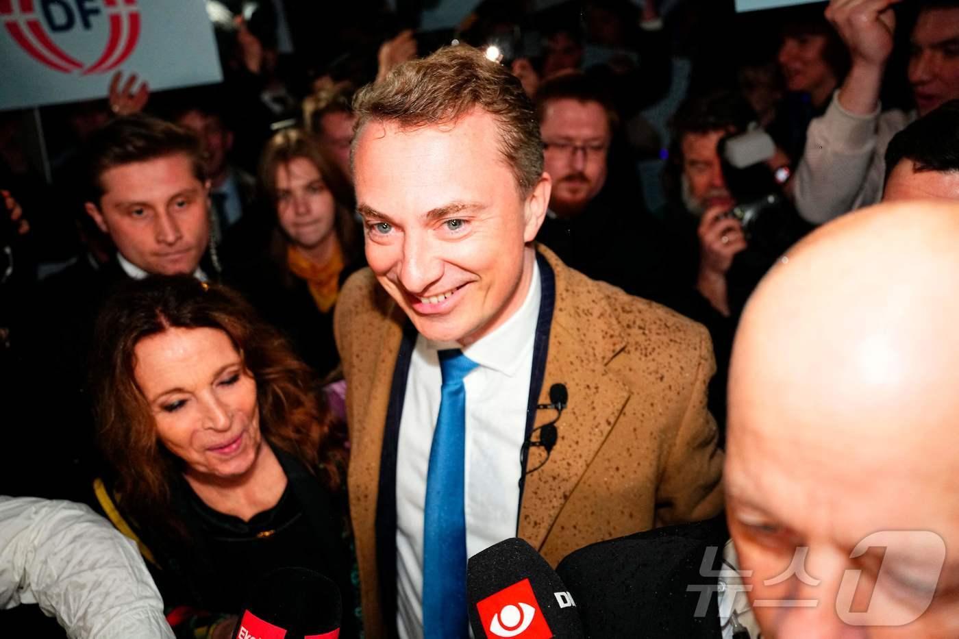 본문 이미지 - 반(反)이민 정책을 내세우는 덴마크국민당 모르텐 메서슈미트 대표가 24일(현지시간) 덴마크 코펜하겐에서 총선 출구조사 발표 이후 언론과 인터뷰하고 있다. AFP에 따르면 이번 총선에서 좌파 연합은 84석, 우파 연합은 77석을 확보해 모두 과반인 90석에 미치지 못했다. 2025.03.24. ⓒ AFP=뉴스1