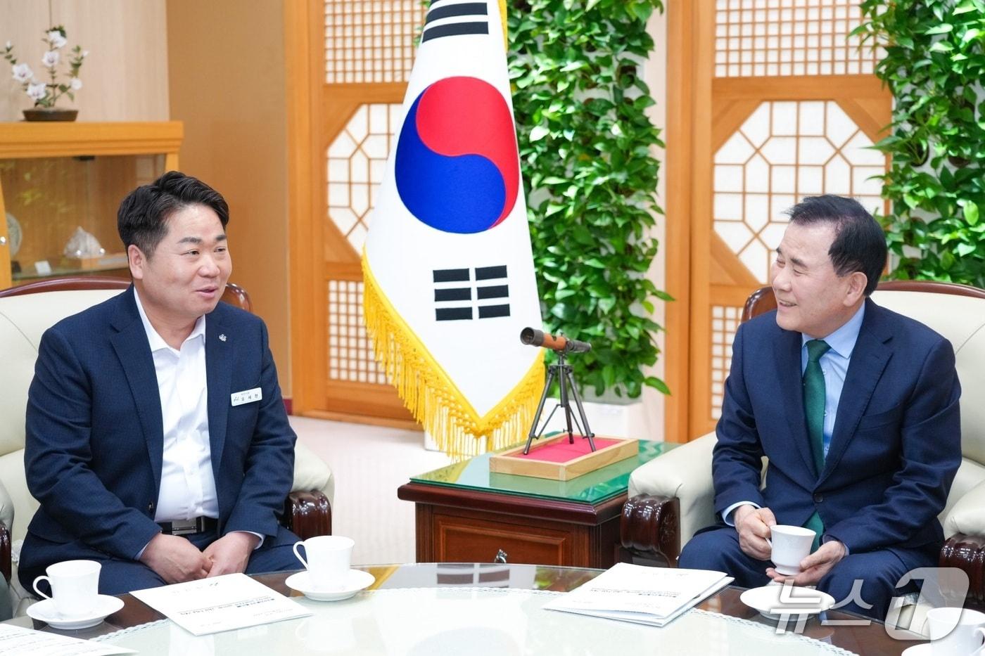 본문 이미지 - 오세현 아산시장이 김지철 교육감을 만나 음봉고 신설을 위한 협력 방안을 논의하고 있다. (아산시청 제공. 재판매 및 DB금지)