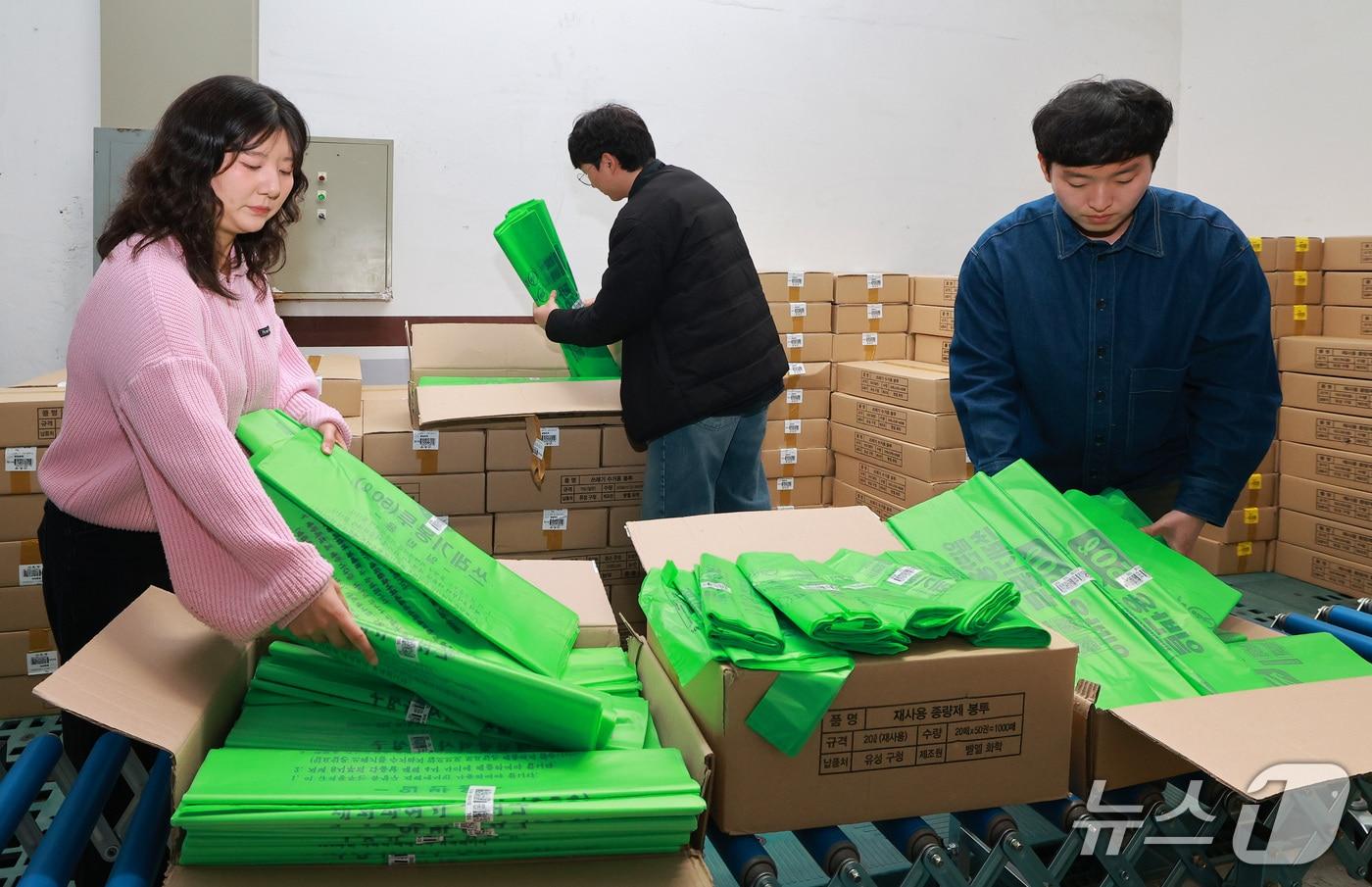 본문 이미지 - 대전 유성구 직원들이 구에 보관 중인 종량제봉투을 점검하고 있다.(유성구 제공. 재판매 및 DB금지)/뉴스1