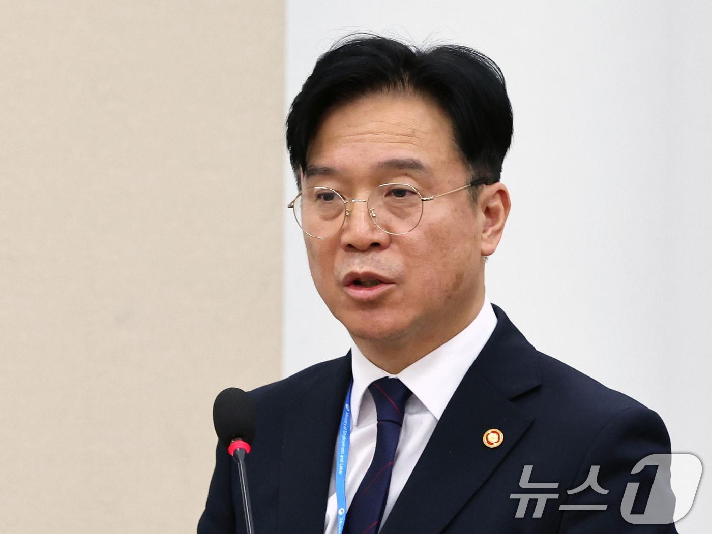 본문 이미지 - 김영훈 고용노동부 장관이 25일 서울 여의도 국회에서 열린 기후에너지환경노동위원회 전체회의에서 인사말을 하고 있다. 2026.3.25 ⓒ 뉴스1 황기선 기자